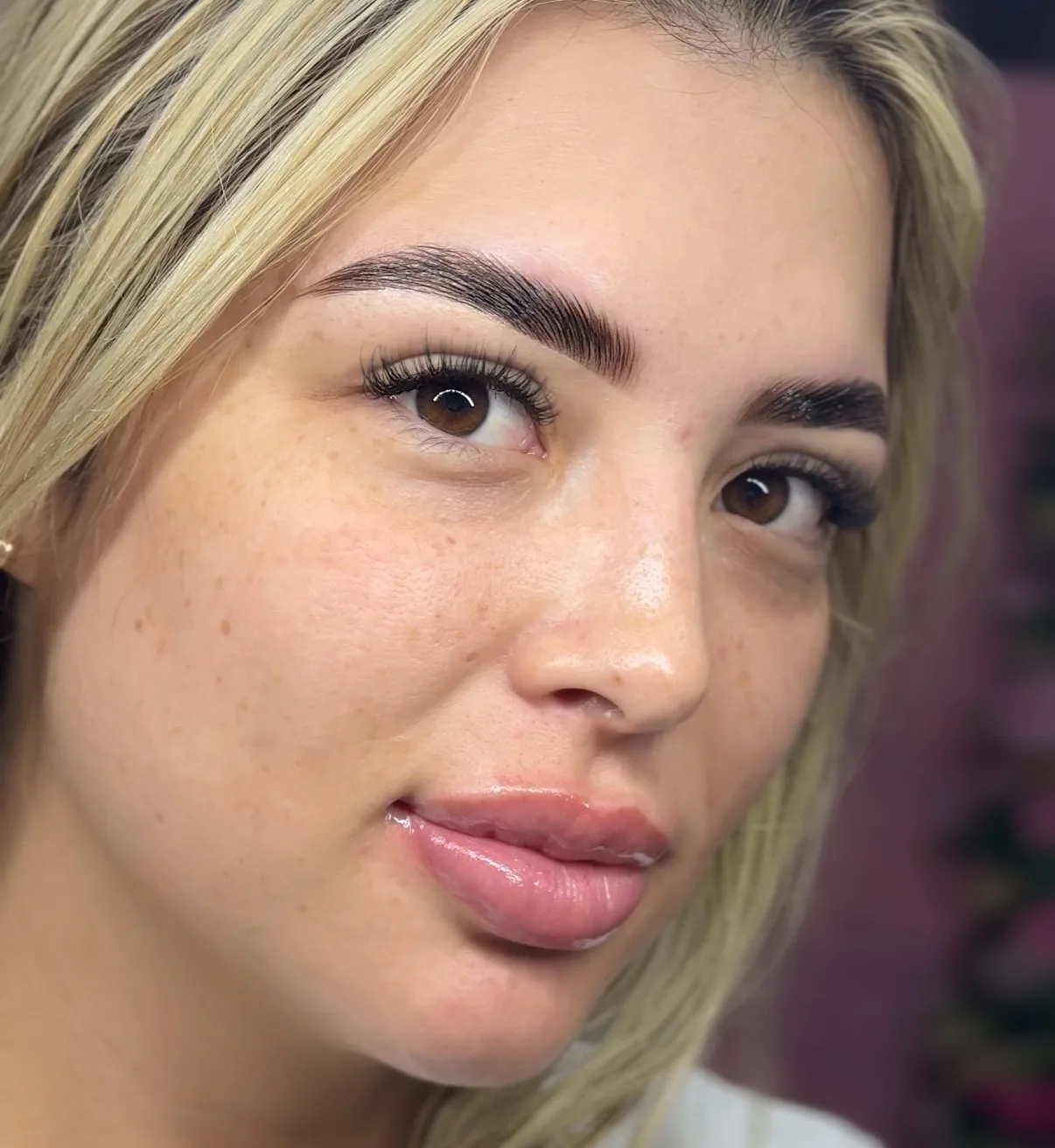 Resultado profesional de cejas y pestañas